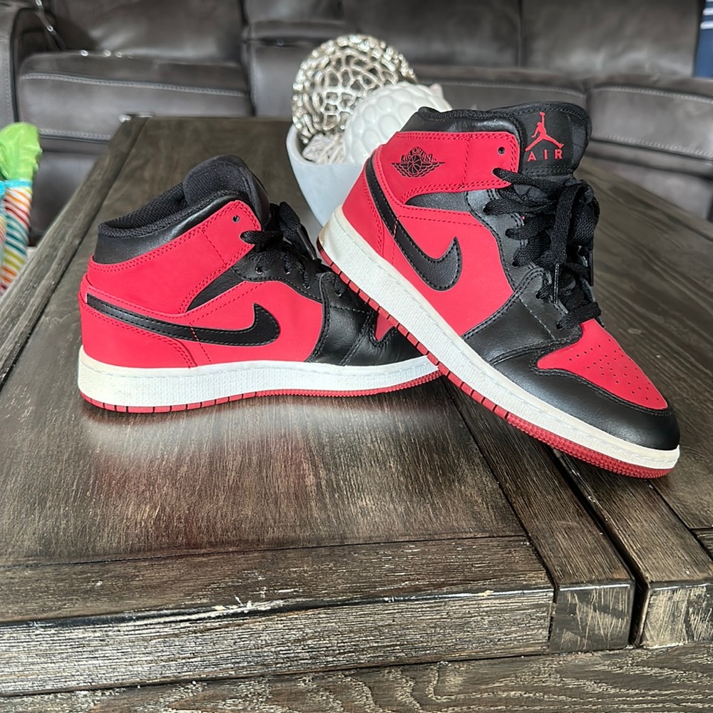 Air Jordan 1 only worn 2 times practically brand new.